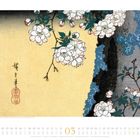 Kalenderseite mit März 2023. Illustration von Kirschblüten auf gelbem Hintergrund mit blauen und grauen Flächen. Japanische Schriftzeichen.