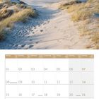 Kalender für März 2027. Strand mit Dünen, Meer und einer fliegenden Möwe.