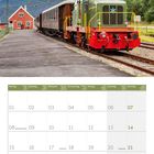 Kalender für März 2027. Bild: Grüner Zug neben rotem Gebäude, bewaldete Berge im Hintergrund.