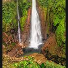 Kalender für März mit einem Wasserfall in üppiger, grüner Umgebung und dramatischem Himmel darüber.