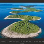 3. Kalenderansicht. Luftaufnahme einer Kette von grünen Inseln im blauen Meer.