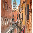 Märzkalender: Szene in Venedig mit Kanal, Gondel und dem Campanile von San Marco im Hintergrund.