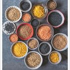 März. Kalender mit Tagen des Monats unten. Verschiedene Schüsseln mit bunten Linsen auf grauem Hintergrund.