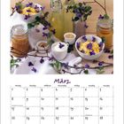 "Internationale Frauentag, Frühlingsanfang, Karfreitag, Ostern/Beginn der Sommerzeit. März-Kalenderblatt mit Veilchenmotiv."
