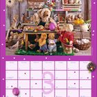 Kalender mit lila Hintergrund. Datum: März. Osterdekorationen und Stofftiere, darunter Hasen und Bären.