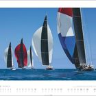 MÄRZ/MARCH-Kalender mit Segelbooten, die in einer Linie auf blauem Wasser segeln. Großsegel in Weiß, Rot, Blau.