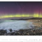 Polarlichter und Sternschnuppen über dem Strand Horgabost, Isle of Harris, Äußere Hebriden, Schottland. März-Kalenderblatt.