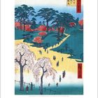 Japanische Schriftzeichen auf einem Gemälde. Es zeigt einen Park mit blühenden Kirschbäumen und spazierenden Menschen.