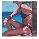 Dies ist eine Illustration mit Kalenderzahlen von 1 bis 31 unten. Eine Person sitzt in einem schwarzen Bikini am Meer.