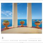 Botanischer Garten Marimurtra, Blanes, Costa Brava, Katalonien, Spanien. Meerblick mit Terrakotta-Pflanzgefäßen zwischen Säulen.