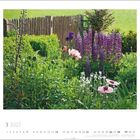 3 2027. Eine üppige Gartenlandschaft mit bunten Blumen vor einem Holzzaun im Hintergrund.