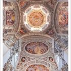 Kalendertext: März 2027, markante Deckengemälde in einer kunstvoll verzierten Kirche.