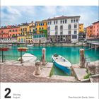 2 Montag August. Peschiera del Garda, Italien. Bunte Häuser am Wasser, Boot im Vordergrund, gemütliche Atmosphäre.