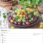 Mai/Juni Kalender mit bunten Beeren auf einem Holzteller, umgeben von Blättern. Zitat von Aischylos unten.
