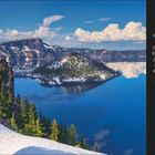 Rekordverdächtig: Crater Lake, vulkanische Caldera, 594 m tief. Datum: Dienstag, 2. März. Schneebedeckte Landschaft, blauer See.