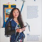 Titel: Lhakpa Sherpa. Zitat: „Weißt du, was mein Traum ist? [...]“. Frau hält Kletterausrüstung, Hintergrund Wandbehang.