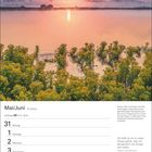 Mai/Juni, Zwillinge 21.5.–20.6., Spruch von Robert Louis Stevenson, Kalenderseite. Gelbe Blumen vor nebligem See bei Sonnenaufgang.