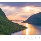 Mai, 18. Woche. Montag bis Sonntag mit besonderen Hinweisen für den 6. (Christi Himmelfahrt) und 9. (Muttertag). Die Landschaft zeigt einen Fjord bei Sonnenuntergang, umgeben von grünen Hügeln.