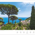 „Garten der Villa Rufolo in Ravello an der Amalfiküste, Italien.“ Ein großer Baum, Meerblick, Gebäude und blauer Himmel.