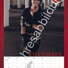 "December" steht über einem Kalender. Darunter sieht man eine Person in Lederkleidung, die lächelt.