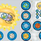 Links: Ein lila Raumschiff mit grünem Alien auf gelber Sonne. Rechts: Kreise mit Planeten und Sternen, oben eine Übersicht.