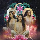 Text: "GUNAS Gleichgewicht der inneren Kräfte. Jede Phase meines Weges dient meinem Erwachen."
Illustration: Frauen, Blumen, Mond.