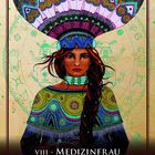 VIII · Medizinfrau der Heilung. Ich unterstütze dich auf deinem Weg zum Heilwerden. Illustration einer Frau mit Federkopfschmuck.