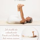 „GLÜCKLICHES KIND 3 – 5 Minuten“; „Ich strahle die unbeschwerte Freude und Leichtigkeit meines inneren Kindes aus.“ Eine Frau macht Yoga.