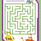 Text: "Zeige Motor den Weg zu Rubble, damit sie gemeinsam auf die neue Baustelle in Baubucht fahren können." Illustration eines Labyrinths mit einem Hund in Bauarbeiterkleidung.