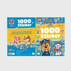 "1000 Sticker" in weiß. Illustrationen von Paw Patrol-Figuren auf blauem und gelbem Hintergrund mit Pfotenabdrücken.