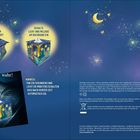 „Kuscheln, vorlesen, Licht an!“, „Drehe das Buch um“, „Ziehe am Wolkengriff“, „Schalte Licht und Melodie am Buchrand ein“. Hinweis: „Ton (38 Sekunden) und Licht (10 Minuten) schalten sich nach kurzer Zeit automatisch ab.“ Ein Kind schläft mit einem beleuchteten Buchwürfel. Illustrationen von Sternen und einem Vogel mit Laterne.