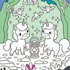 Zwei Einhörner stehen in einer Höhle bei einer Laterne, umgeben von Fledermäusen und funkelnden Sternen.