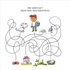 "Wer wohnt wo? Spure nach, dann siehst du es." Illustration mit einem Jungen, Hund, Maus, Vogel und verwirrten Linien.
