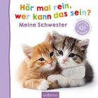 „Hör mal rein, wer kann das sein? Meine Schwester“. Zwei Kätzchen kuscheln, eines orange und eines grau-weiß.