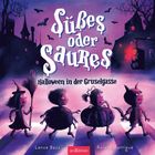 "Süßes oder Saures – Halloween in der Gruselgasse." Vier Kinder in Halloween-Kostümen, darunter Hexe und Kürbis, laufen.