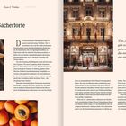 "Sachertorte" steht in großer Schrift. Links: fließende Schokolade, Aprikosen. Rechts: Hotel Sacher Eingang bei Nacht.