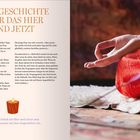 "EINE GESCHICHTE ÜBER DAS HIER UND JETZT." Eine ruhige Hand in Meditationsgeste, auf weichem Teppich mit Räucherstäbchen.