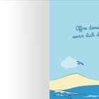 Links blauer Himmel mit Vögeln und Wolke; rechts Illustration: Kind und Fuchs im Boot, Meer und Wellen. Text: „Öffne diese Seite, wenn dich das Fernweh packt.“