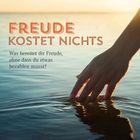 FREUDE KOSTET NICHTS. Was bereitet dir Freude, ohne dass du etwas bezahlen musst? Hand berührt Wasser im Sonnenuntergang.