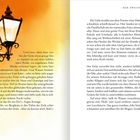 Zwei Seiten eines Buches mit den Seitenzahlen 124 und 125. Links eine Straßenlaterne vor orangefarbenem Himmel. Rechts Text.