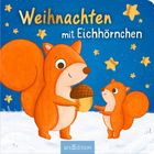 "Weihnachten mit Eichhörnchen" steht in verspielter Schrift. Zwei rote Eichhörnchen halten sich eine Eichel. Hintergrund mit Sternen.