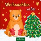 "Weihnachten mit Bär" in gelber Schrift. Ein lächelnder Bär mit roten Handschuhen sitzt neben einem geschmückten Baum.