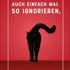 Ein rotes Poster mit weißem Text: "Man muss die Dinge auch einfach mal so ignorieren, wie sie sind." Silhouette einer Katze.