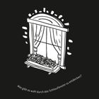 „Was gibt es wohl durch das Schlossfenster zu entdecken?“ zeigt Fenster mit Vorhängen und Blumenkasten, als Illustration.