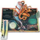 Text: "Giganten der Tiefsee", "Kampf der Titanen", "Die Seeschlange", "Riesenkalmar", "Kopffüßer mit Köpfchen".  
Bunte Illustration mit 3D-Kalmar.