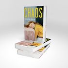 "CHAOS" steht in großen gelben Buchstaben. Eine Illustration zeigt eine Frau, die ihren Kopf auf einen Tisch legt.