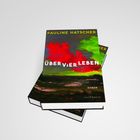 "PAULINE HATSCHER", "ÜBER VIER LEBEN", "ROMAN", darunter ein Gemälde mit roten und grünen Wolken über dunkler Landschaft.