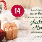 "Das Glück kommt tausendfach zurück..." Daneben Zweige, eine Zuckerstange, ein roter Ball, Geschenk auf Schnee.