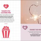 Links steht: 

"43. Knutscht im Kino in der letzten Reihe. Zugegeben: Diese Aufgabe ... Action-Blockbuster aussuchen."

Rechts ist ein Herz aus einem funkelnden Feuerwerk. Darunter steht: 

"44. ERKUNDET EUCH NEU ... AN EUCH ENTDECKT UND DIE FUNKEN FLIEGEN?" 

Beide Seiten haben ein Herzsymbol mit Nummerierung und die linke zeigt Popcorn.