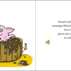 Ein Schwein mit Gurken auf den Augen badet entspannt in einem großen Holzbottich voller Schlamm.